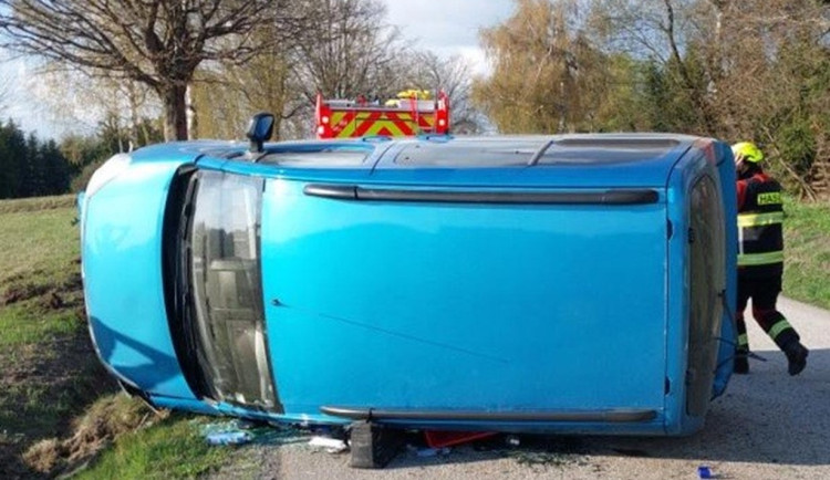 Mladý řidič jel moc rychle, po divokém manévrování převrátil auto na bok