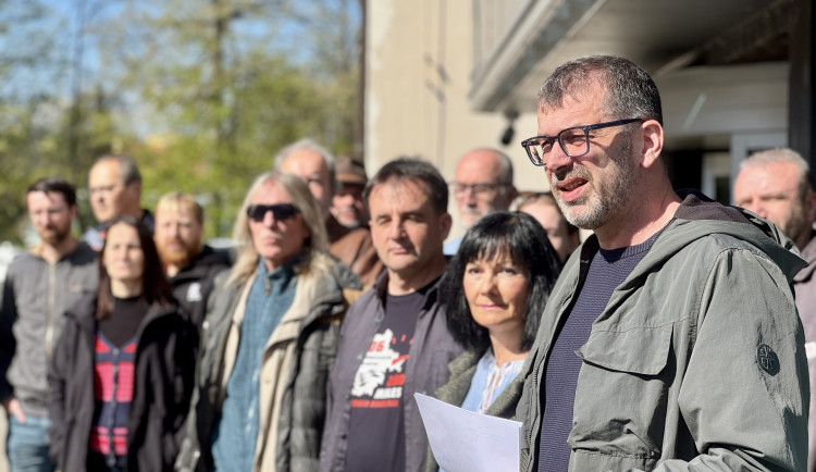 Český rozhlas vstoupil do stávkové pohotovosti, přidala se i budějovická redakce