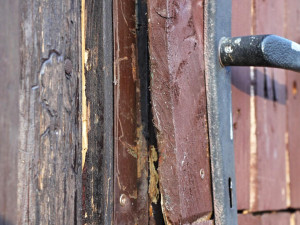 Brusky, pily i autobaterie. Zloděj vykrádal chaty na Blatensku, místní dobře znal