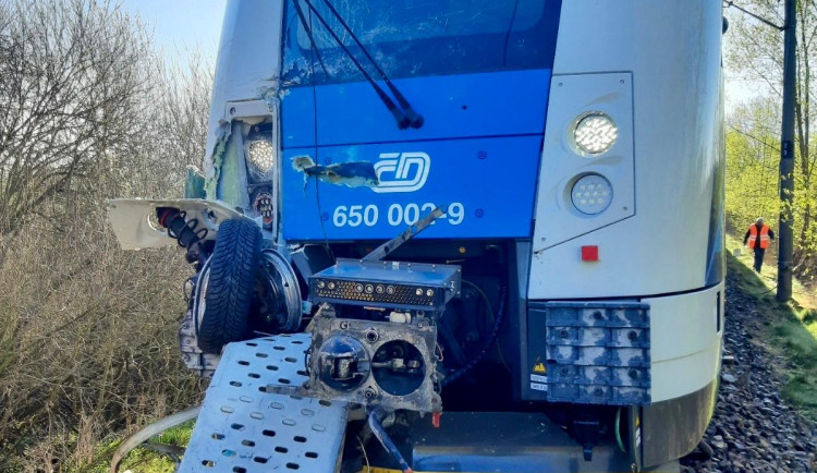 Na přejezdu u obce Skály se střetl vlak s autem, doprava stojí