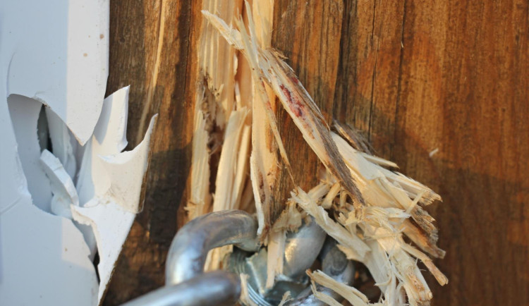 Brusky, pily i autobaterie. Zloděj vykrádal chaty na Blatensku, místní dobře znal