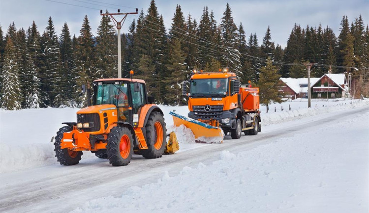 Zima extrémně prodražila údržbu krajských silnic, soli padlo nejvíc za šest let