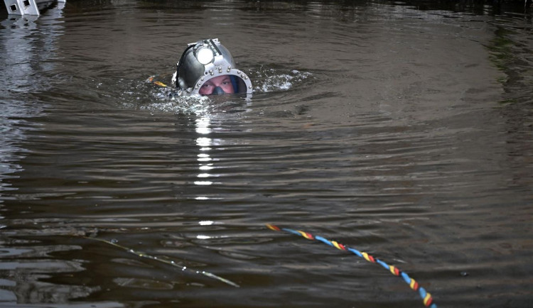 Pod hladinu Otavy. Potápěči se brodili bahnem při obnově česel Křižíkovy elektrárny