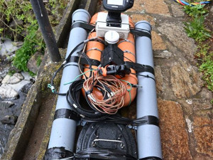 Pod hladinu Otavy. Potápěči se brodili bahnem při obnově česel Křižíkovy elektrárny