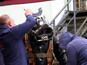 Pod hladinu Otavy. Potápěči se brodili bahnem při obnově česel Křižíkovy elektrárny