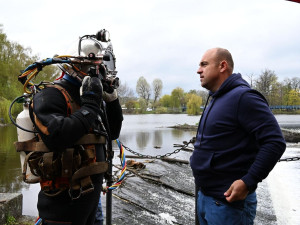 Pod hladinu Otavy. Potápěči se brodili bahnem při obnově česel Křižíkovy elektrárny