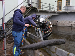 Pod hladinu Otavy. Potápěči se brodili bahnem při obnově česel Křižíkovy elektrárny