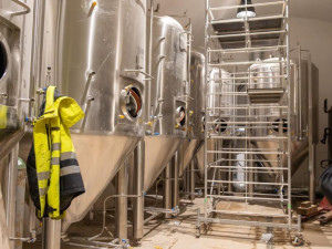 Objev ve skále i nové pivo. Rekonstrukce pivovaru v Jindřichově Hradci jde do finále