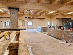 Objev ve skále i nové pivo. Rekonstrukce pivovaru v Jindřichově Hradci jde do finále