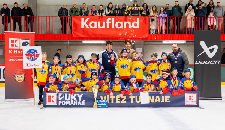 Radost ze hry pro stovky mladých hokejistů. Turnaje završily projekt Puky pomáhají