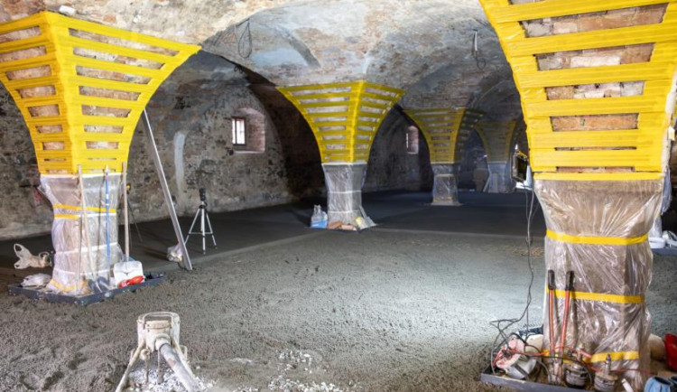 Objev ve skále i nové pivo. Rekonstrukce pivovaru v Jindřichově Hradci jde do finále