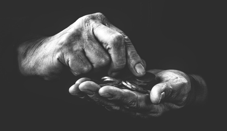 Důvěra v ekonomiku klesla, domácnosti mají větší obavy