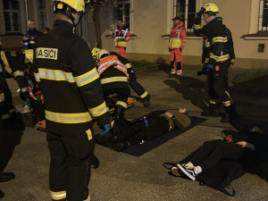 FOTO: Umělá krev a zásah proti útočníkovi. Policie i záchranáři trénovali u Mercury