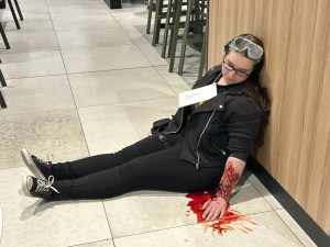 FOTO: Umělá krev a zásah proti útočníkovi. Policie i záchranáři trénovali u Mercury