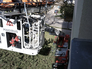 Po schodech to nešlo, tak ho vzali oknem. Pacienta snesli hasiči za pomoci žebříku