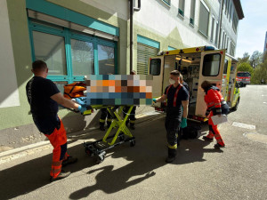 Po schodech to nešlo, tak ho vzali oknem. Pacienta snesli hasiči za pomoci žebříku