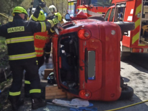 V Loučovicích havarovalo auto, záchranáři resuscitovali devadesátiletou ženu