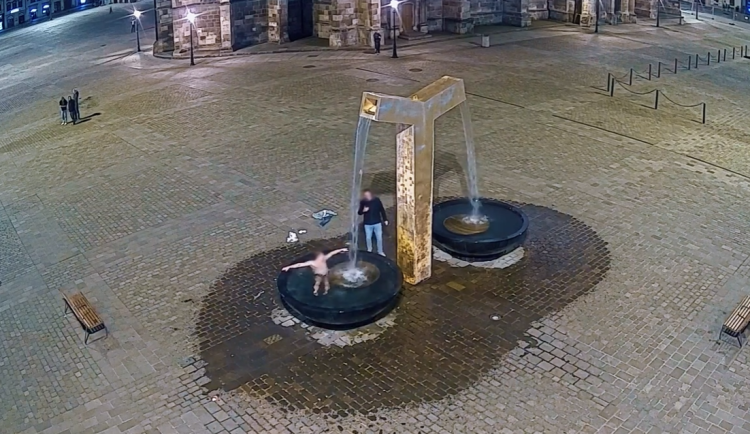 Sezóna koupání ve slavných kašnách odstartovala. Za koupel hrozí pokuta až 10 tisíc