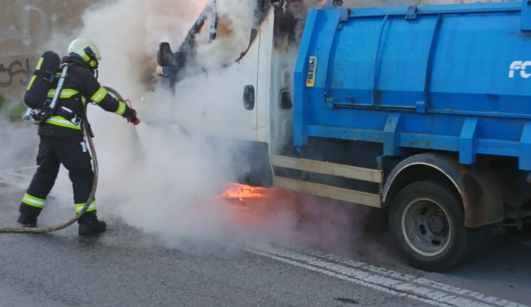 V Budějovicích na Strakonické hoří popelářské auto, hašení komplikuje dopravu