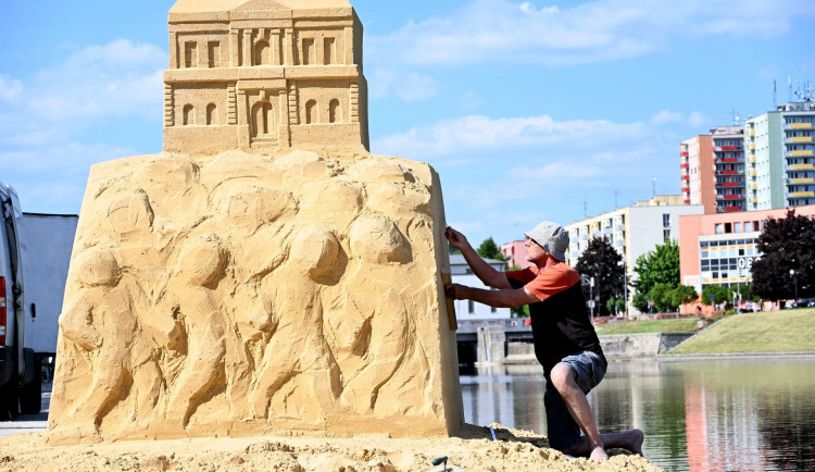 Písecká náplavka se promění v galerii. Pískové sochy připomenou historii města