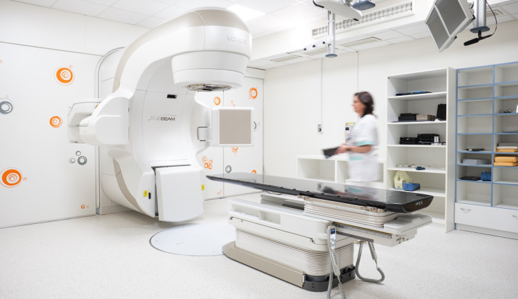 Budějcká nemocnice spustila urychlovače za 190 milionů. Léčba nádorů bude přesnější