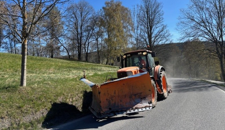 Jarní úklid na Šumavě, silničáři musí odstranit stovky tun posypové drti po zimě