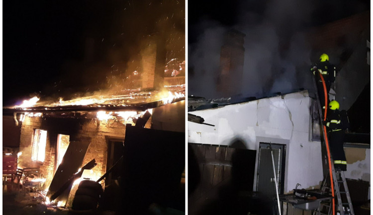 Noční klid v centru Pacova narušil požár. Před plameny uteklo do bezpečí pět lidí