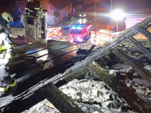 Noční požár v Budějcích způsobil škodu přes 2,5 milionu, hořela střecha domu