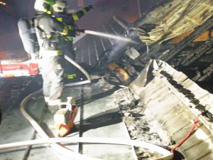 Noční požár v Budějcích způsobil škodu přes 2,5 milionu, hořela střecha domu