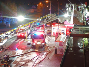 Noční požár v Budějcích způsobil škodu přes 2,5 milionu, hořela střecha domu