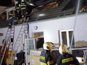 Noční požár v Budějcích způsobil škodu přes 2,5 milionu, hořela střecha domu