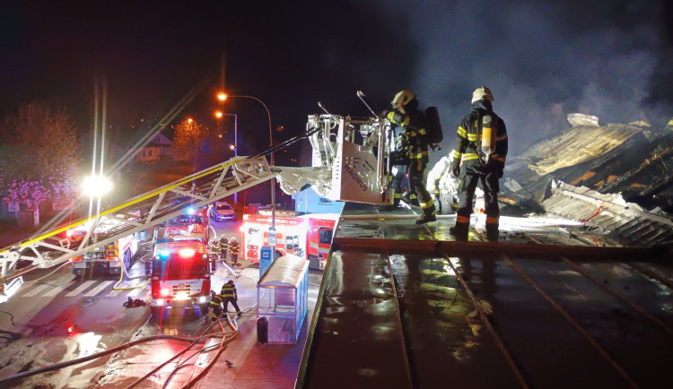 Noční požár v Budějcích způsobil škodu přes 2,5 milionu, hořela střecha domu