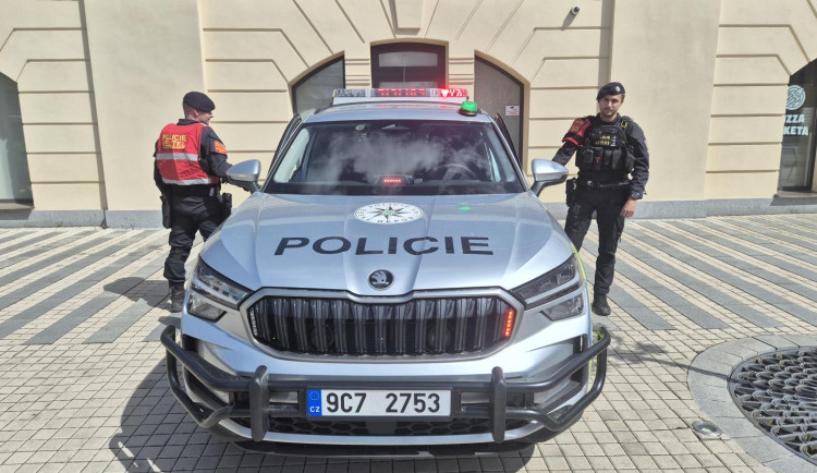 Budějovičtí policisté mají nové Kodiaqy, v kufru vozí žebřík i defibrilátor