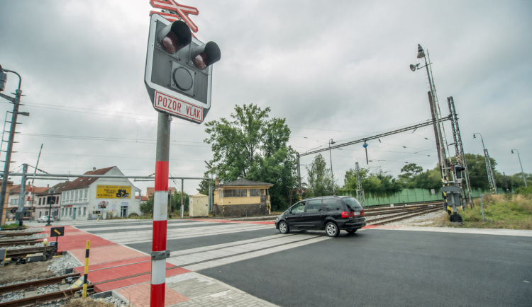 Řidiče čekají týdny komplikací. Opravy železnice uzavřou desítky přejezdů