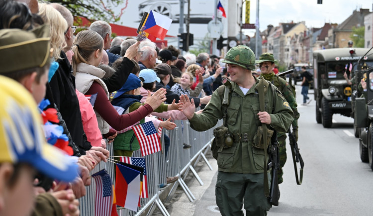 Zákaz parkování i změny v MHD. Slavnosti svobody výrazně ovlivní dopravu ve městě