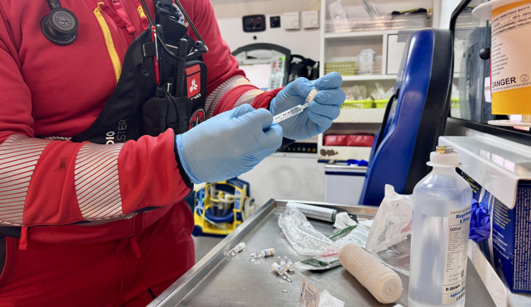 Požár bytu v Karviné málem skončil tragédií. Senior utrpěl těžké popáleniny