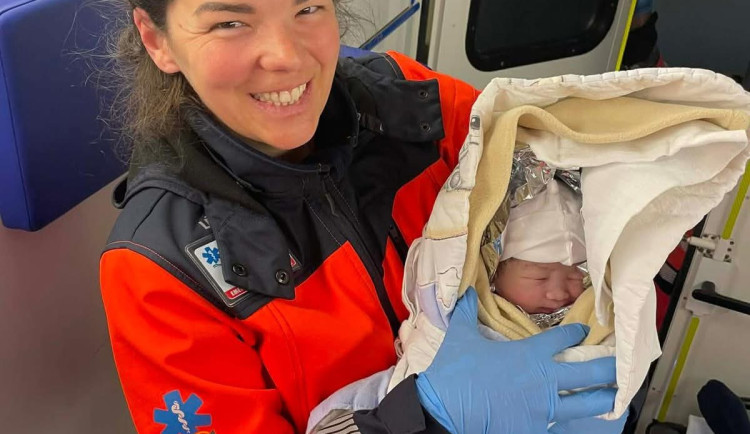 Maminka už to do nemocnice nestihla. Malá holčička se narodila u silnice