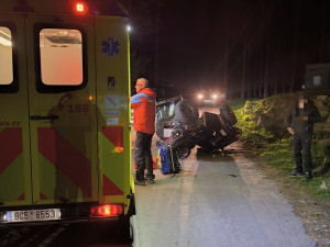 Boj o život. Muže pod převrácenou čtyřkolkou zachraňoval kolemjdoucí s policistkami