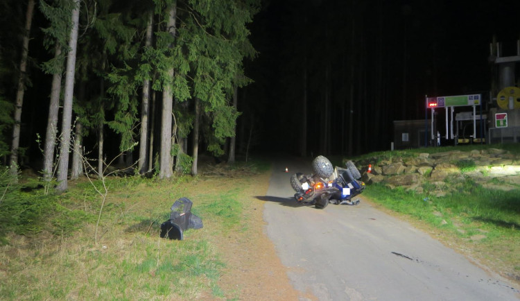 Dramatický boj o život. Řidiče pod čtyřkolkou zachraňoval kolemjdoucí s policistkami