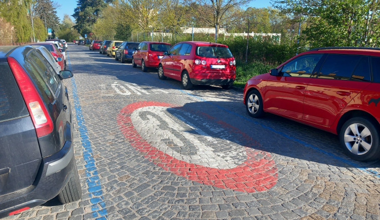 Parkování v Jihlavě XXXIII.: Cestující autobusem mohou v Karolíny Světlé parkovat dál