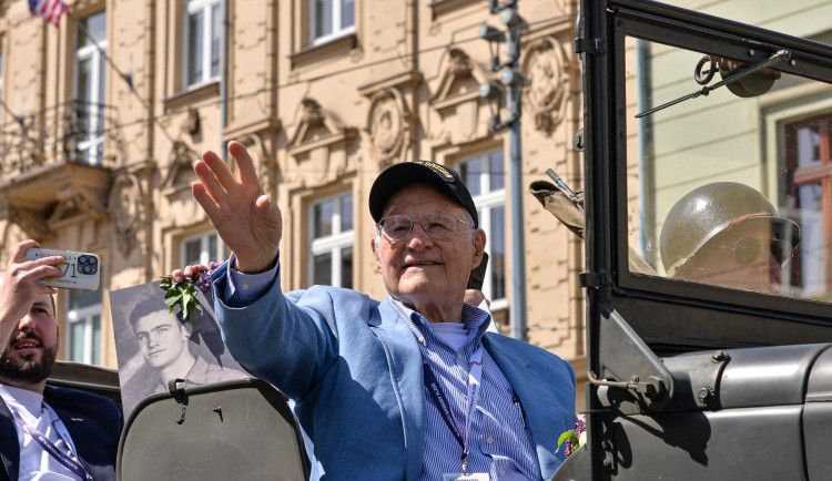Potkal jsem tu laskavé lidi, snažili se mě učit česky, vzpomíná stoletý veterán