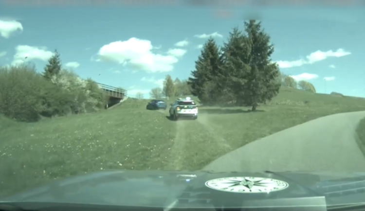 Před policií ujížděl i po loukách areálu ve Vesci. Zběsilá honička skončila jen se štěstím bez zranění