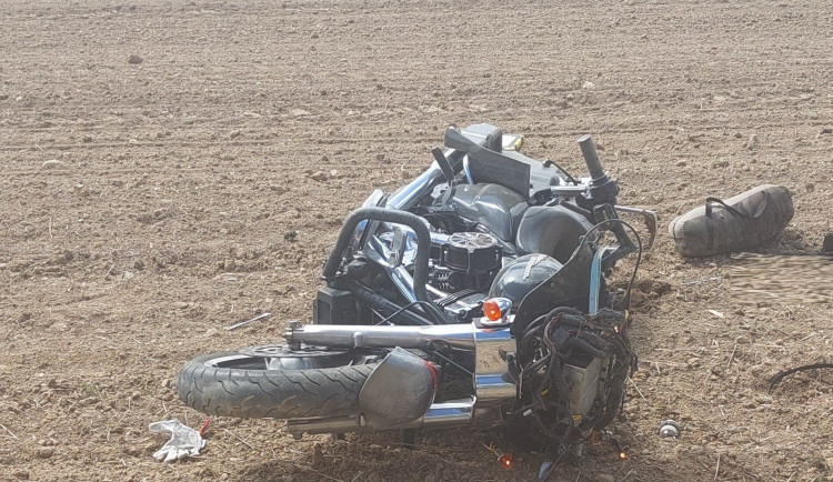 Harley Davidson skončil v poli, řidič se vyhýbal koním na silnici