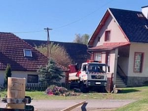 Místo oslav obec bez proudu. Podříznutá májka spadla na vedení, policie hledá viníka