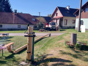 Místo oslav obec bez proudu. Podříznutá májka spadla na vedení, policie hledá viníka