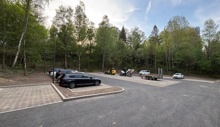 Nové parkoviště na Broumovské je hotové, nabízí 38 parkovacích míst