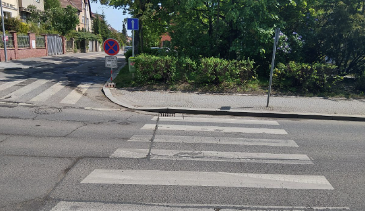 Řidič srazil na přechodu v Praze dítě, pátrá po něm policie