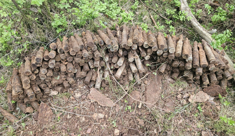 Sovětské protitankové granáty i 400 kulometných nábojů. U Lišova našli munici z války