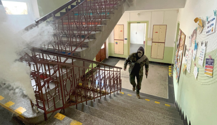 FOTO: Dým, výstřely, zranění. Škola v Dolní Cerekvi dnes zažila krizové cvičení