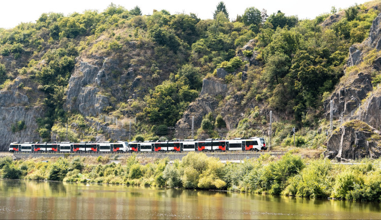 Správa železnic vyšetřuje častá poškození sběračů lokomotiv na trase mezi Prahou a Berounem